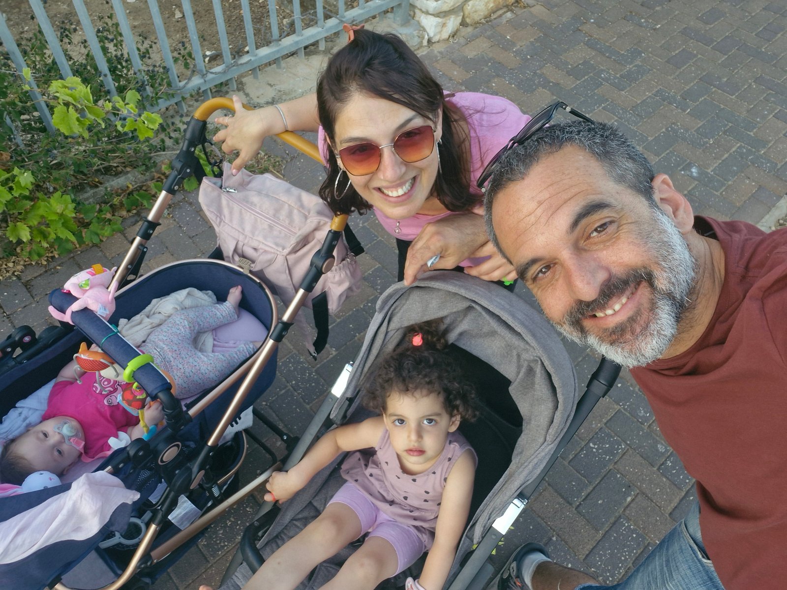 עמית צרפתי ומשפחתו